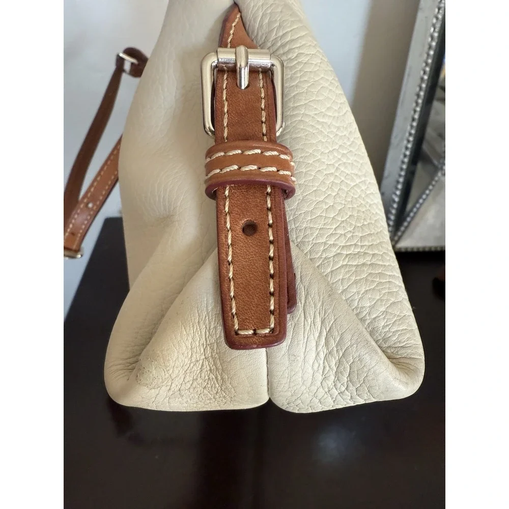 Dooney‎ And Bourke Beige Leather Shoulder Handbag Hobo Purse Red Lining Key Hold